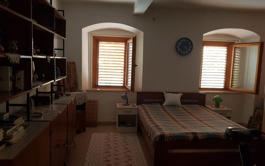 Kuća za prodaju i poslovni prostor na prvoj liniji u Kotoru
