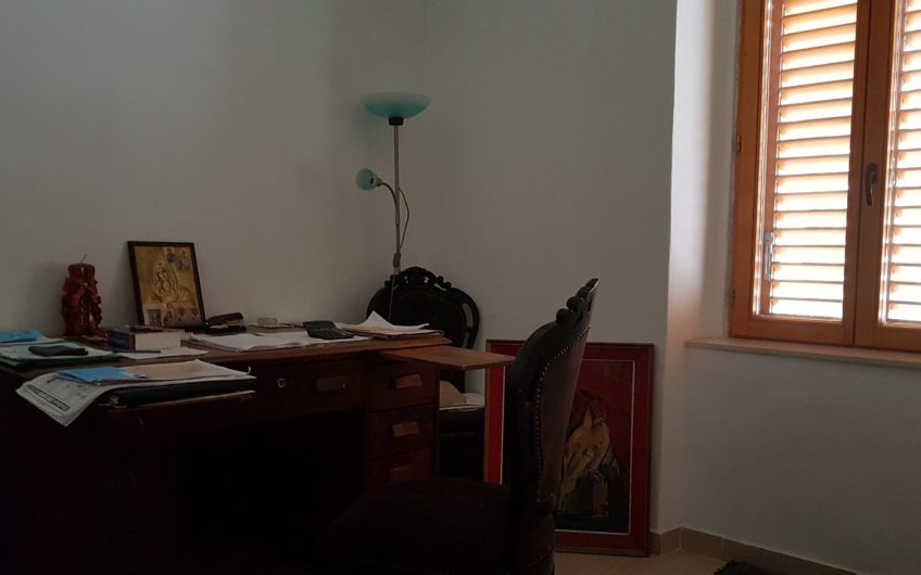Kuća za prodaju i poslovni prostor na prvoj liniji u Kotoru