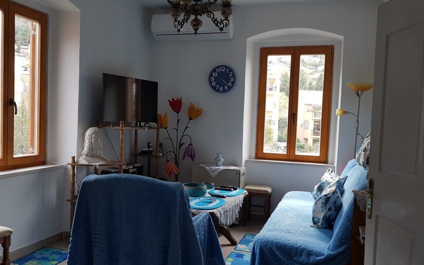 Kuća za prodaju i poslovni prostor na prvoj liniji u Kotoru