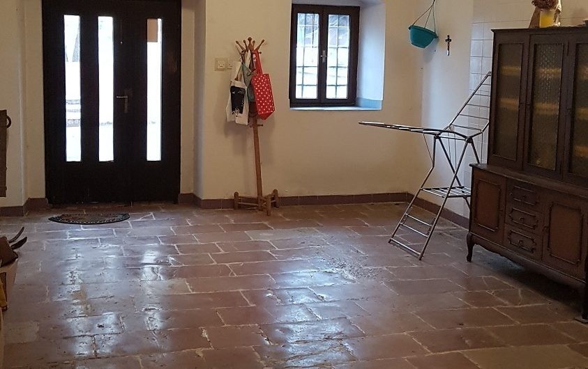 Kuća za prodaju i poslovni prostor na prvoj liniji u Kotoru