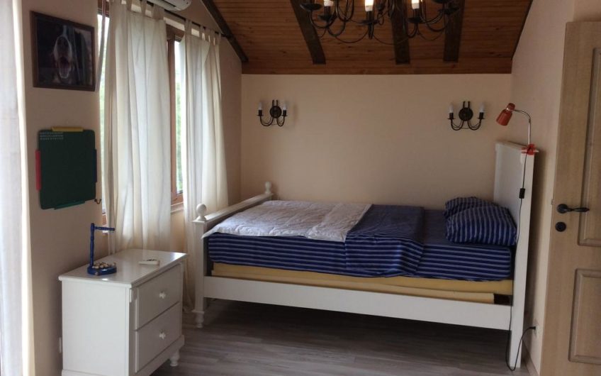 Prodaje se kuća u zagradenom kompleksu sa bazenom
