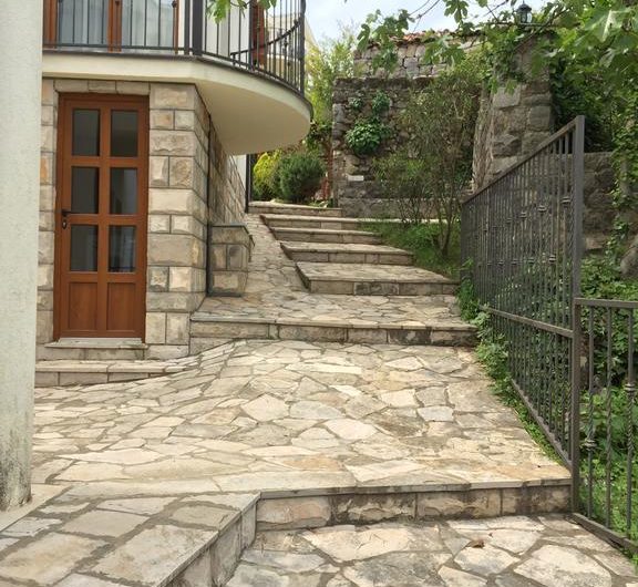 Prodaje se kuća u zagradenom kompleksu sa bazenom