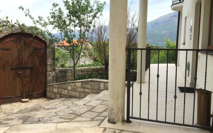 Prodaje se kuća u zagradenom kompleksu sa bazenom