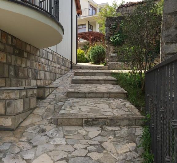 Prodaje se kuća u zagradenom kompleksu sa bazenom