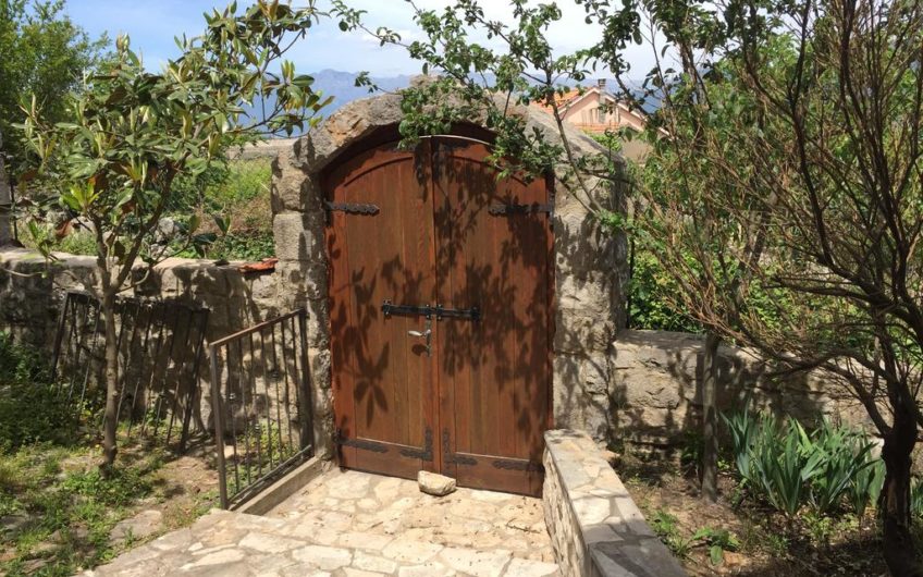 Prodaje se kuća u zagradenom kompleksu sa bazenom