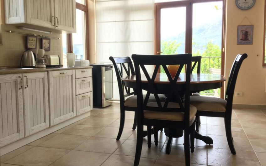 Prodaje se kuća u zagradenom kompleksu sa bazenom