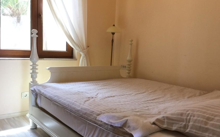 Prodaje se kuća u zagradenom kompleksu sa bazenom
