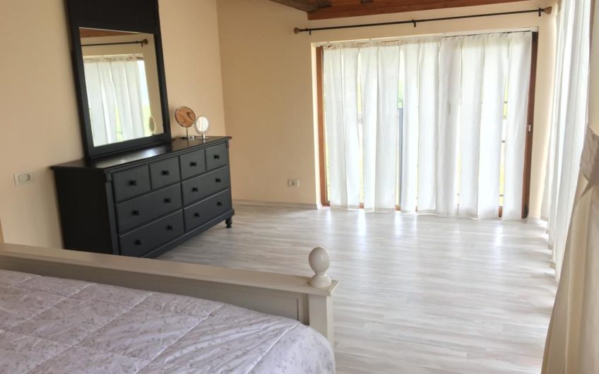 Prodaje se kuća u zagradenom kompleksu sa bazenom