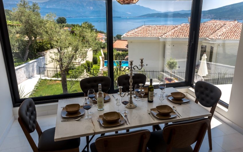 Vila s bazenom i pogledom na more u Đenovići