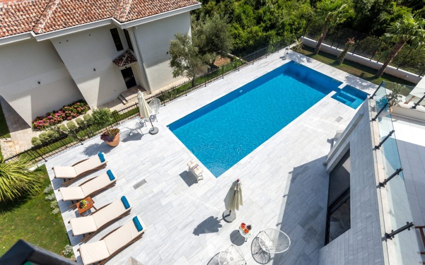 Vila s bazenom i pogledom na more u Đenovići