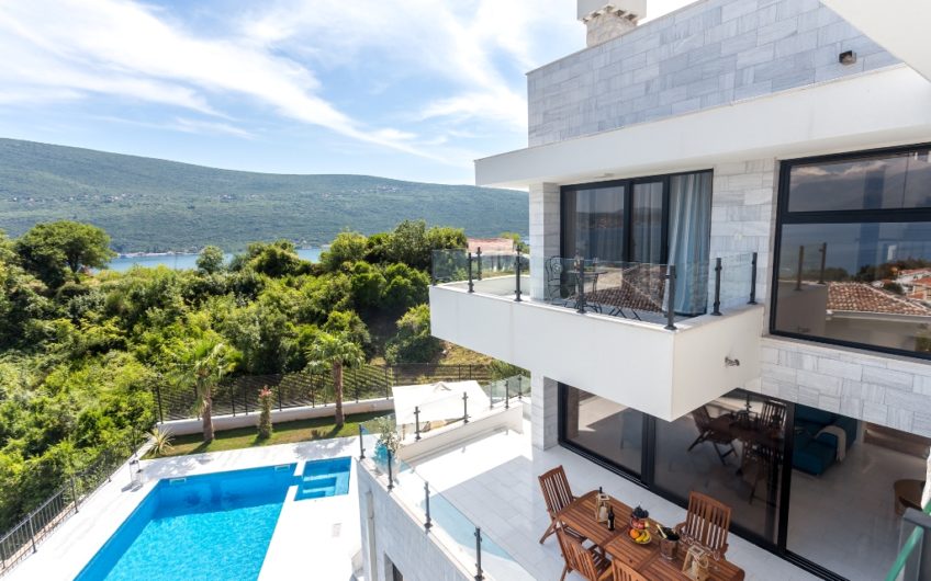 Vila s bazenom i pogledom na more u Đenovići