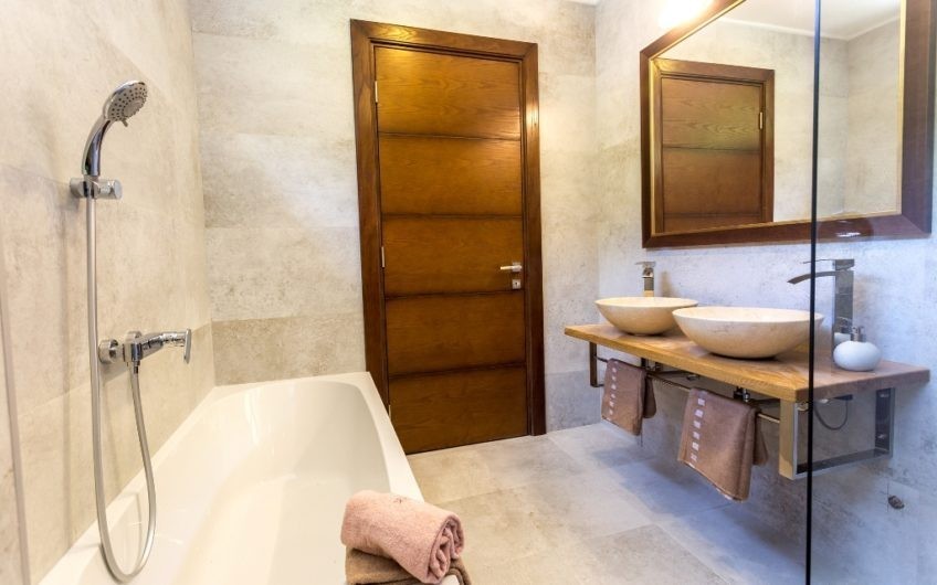 Vila s bazenom i pogledom na more u Đenovići