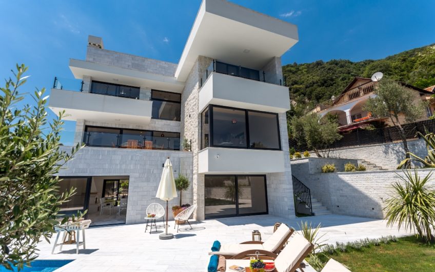 Vila s bazenom i pogledom na more u Đenovići