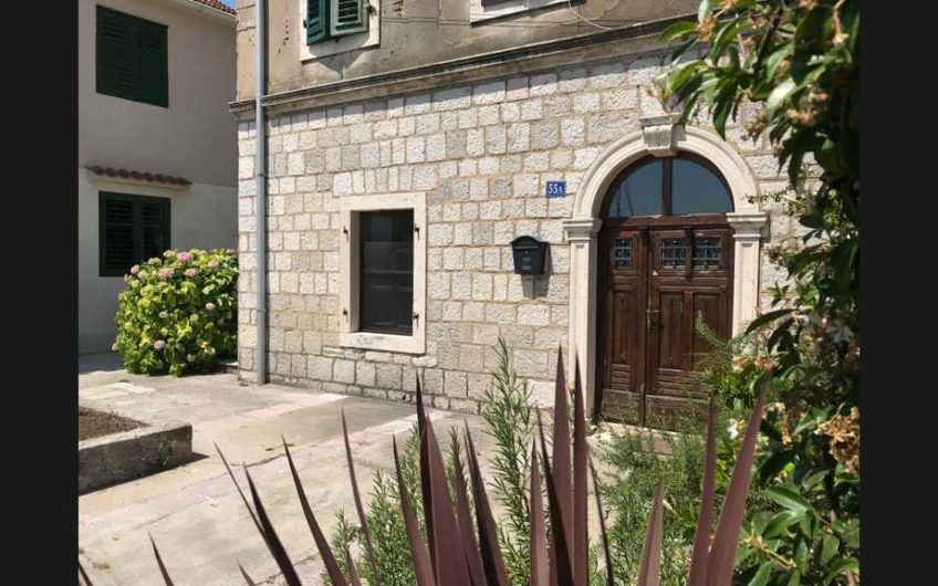 Commercial premises on the first line in Tivat. Direct access to the embankment!