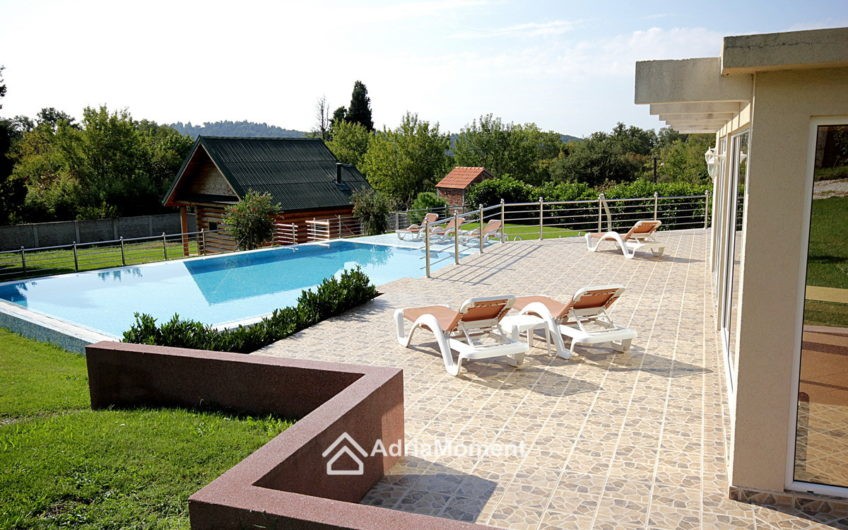 Villa with a large plot and a swimming pool in Sutomore