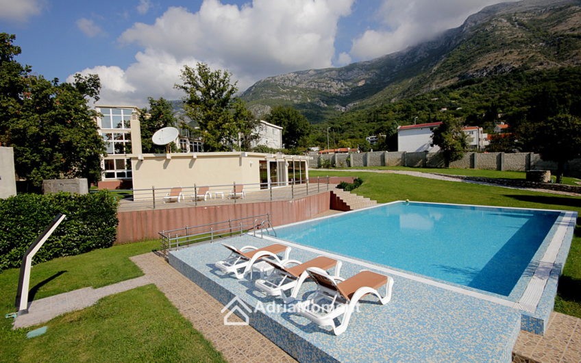 Villa with a large plot and a swimming pool in Sutomore