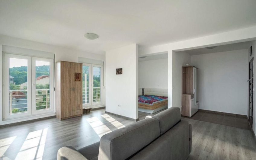 Sea view studios and one-bedroom apartments in a new house in Petrovac in Montenegro