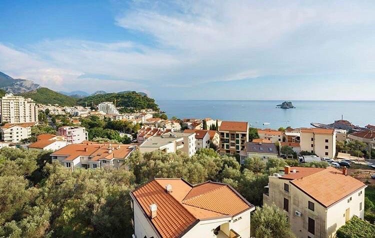 Sea view studios and one-bedroom apartments in a new house in Petrovac in Montenegro