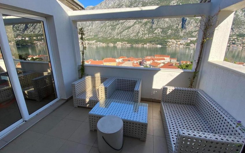 New villa with pool and sea views in Prcanj