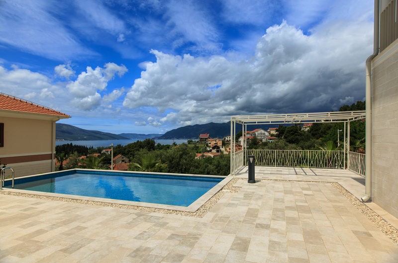 New villa in Tivat with 4 bedrooms and pool