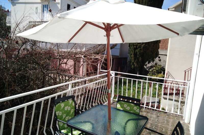 Inexpensive! Apartment with 2 bedrooms and a courtyard. Radovichi, Lustica peninsula