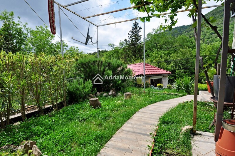 Cozy house in a quiet area of ​​Tivat with a beautiful view