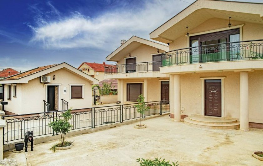 Inexpensive 3 houses in Podgorica. The best location!