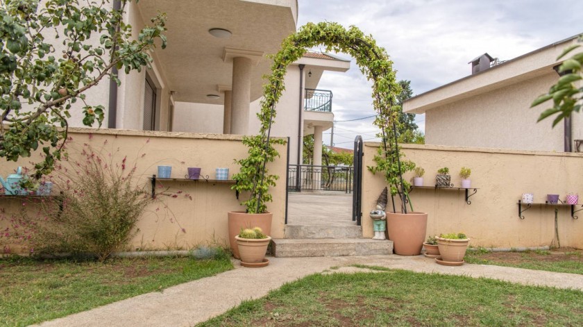 Inexpensive 3 houses in Podgorica. The best location!