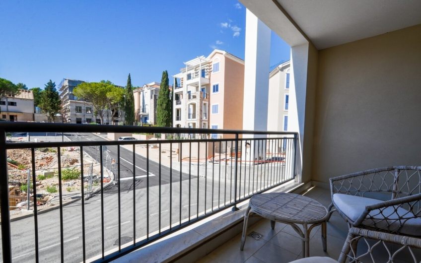 Large apartment with 2 bedrooms in Lustica Bay, Centrale