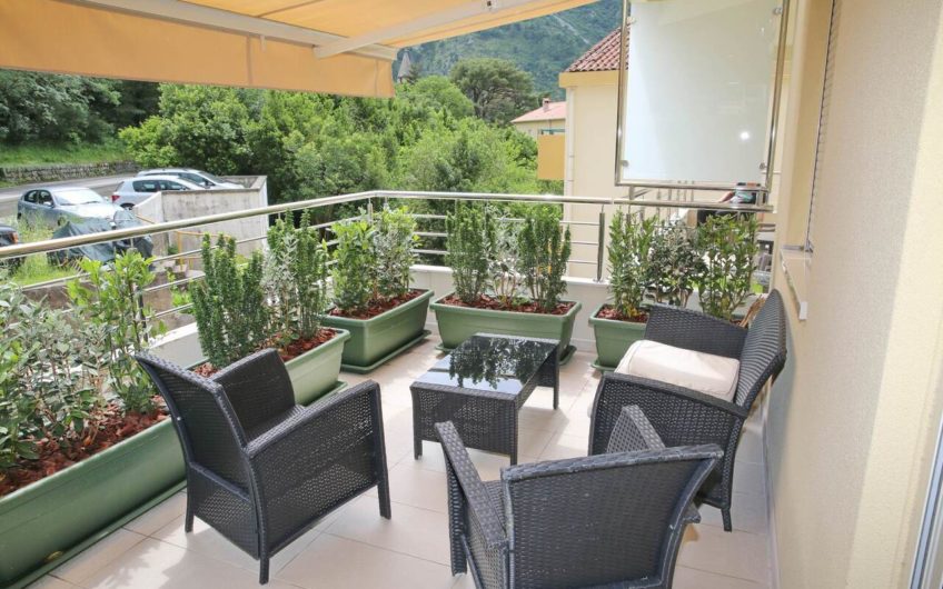 Apartment with a large terrace in Dobrota – below the highway!