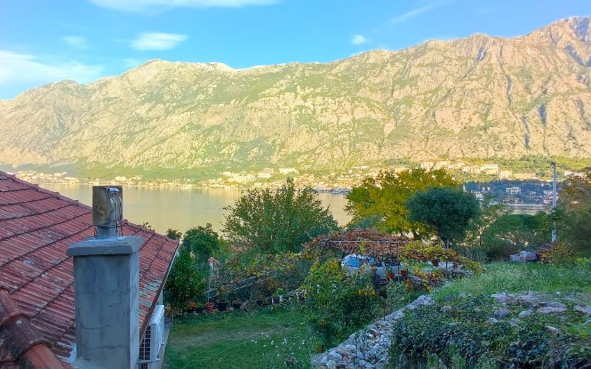 Inexpensive house in Prcanj with a plot of 813 m2 – Bay of Kotor