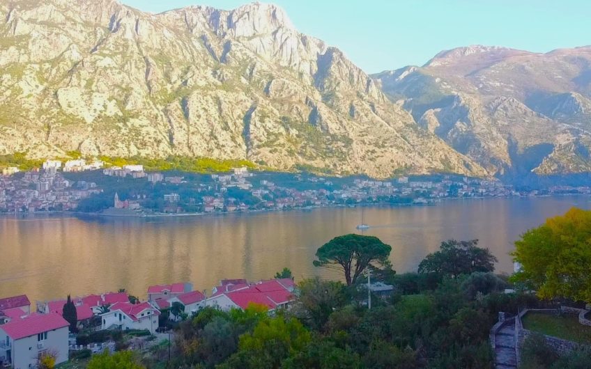 Inexpensive house in Prcanj with a plot of 813 m2 – Bay of Kotor