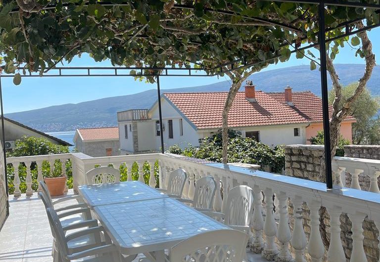 House with 5 apartments in Baosici – for living and business