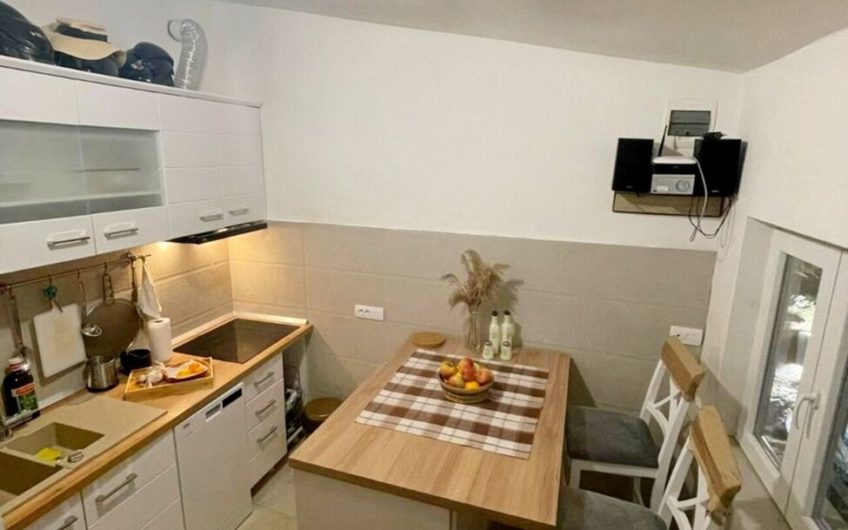 2 renovated apartments in Prcanj – for investment