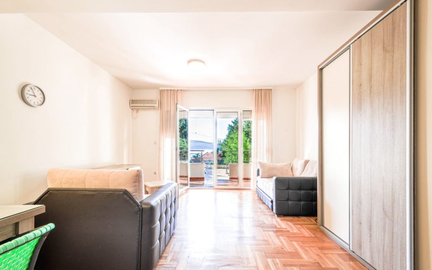 Large studio with a patio in Tivat, Donja Lastva