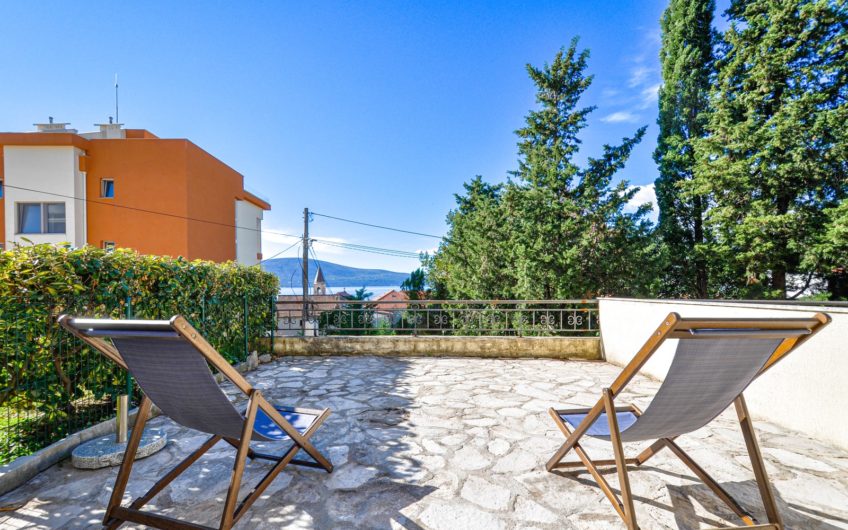 Large studio with a patio in Tivat, Donja Lastva