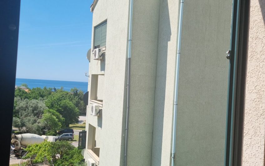 Apartment with a terrace and sea views in Petrovac