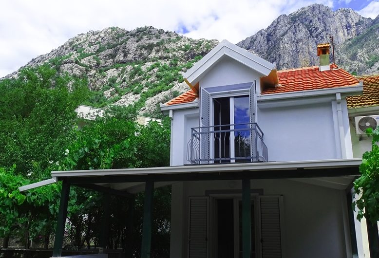 Stone townhouse for sale in Orahovac