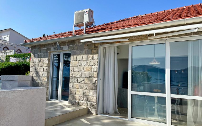 Townhouse in Krasici with sea views