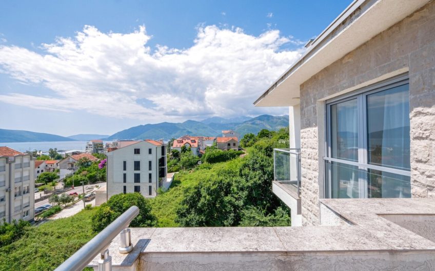 Apartment 116 m2 in a complex with swimming pools in Tivat