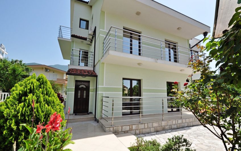 Family house 100 meters from the beach in Donji Lastva