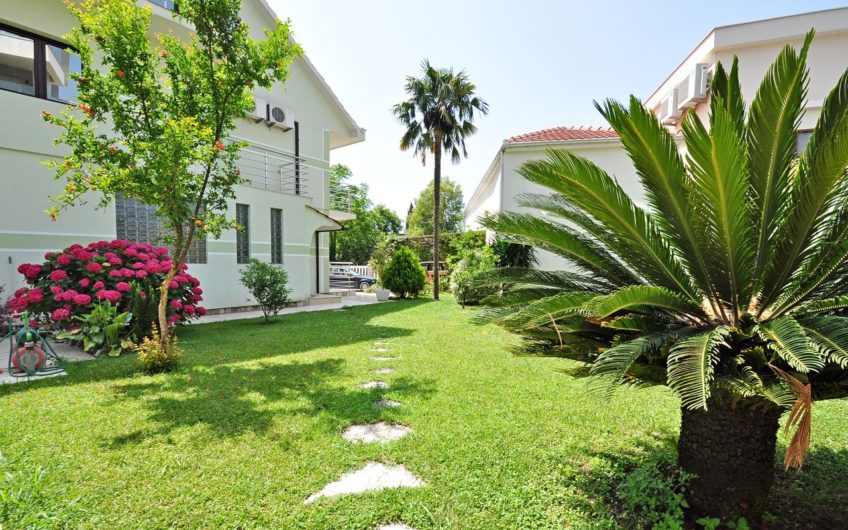 Family house 100 meters from the beach in Donji Lastva