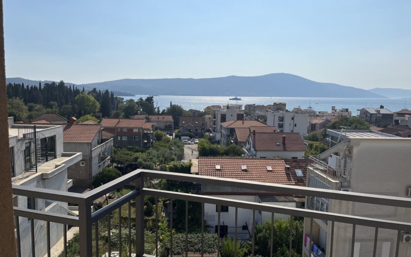 Penthouse 99 m2 plus wrap-around terrace in Tivat