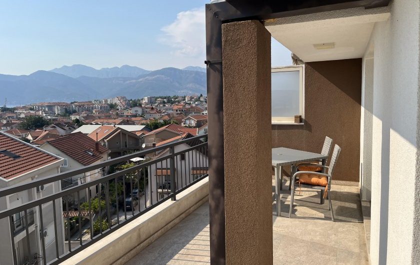 Penthouse 99 m2 plus wrap-around terrace in Tivat