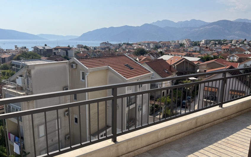 Penthouse 99 m2 plus wrap-around terrace in Tivat