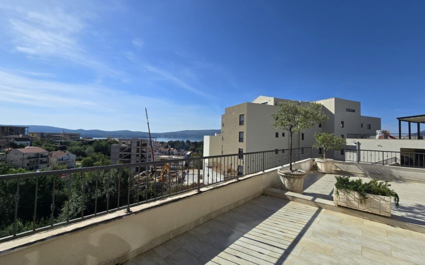 Tivat – apartment in a house with a swimming pool. Sea view and Porto Montenegro