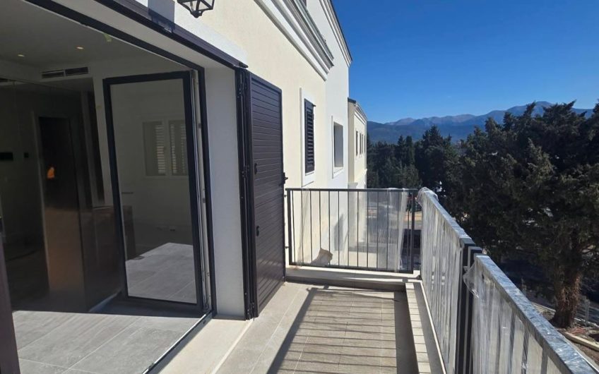 Luštica Bay Centrale — Studio in a building with a pool
