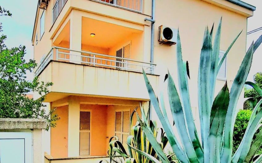 House for sale in Krasici with a large plot and sea view