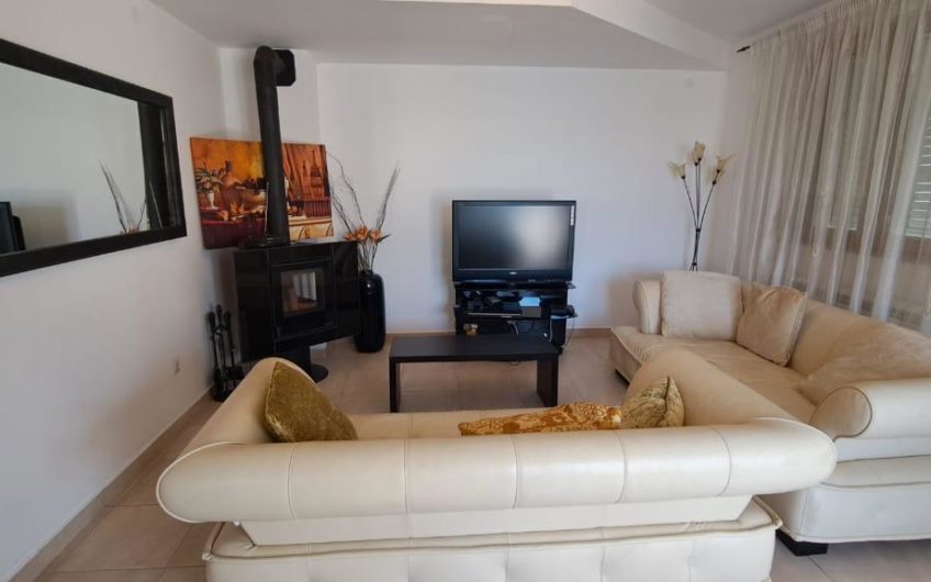 House for sale in Krasici with a large plot and sea view