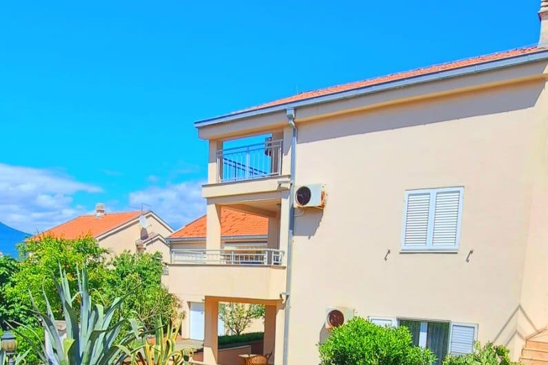 House for sale in Krasici with a large plot and sea view